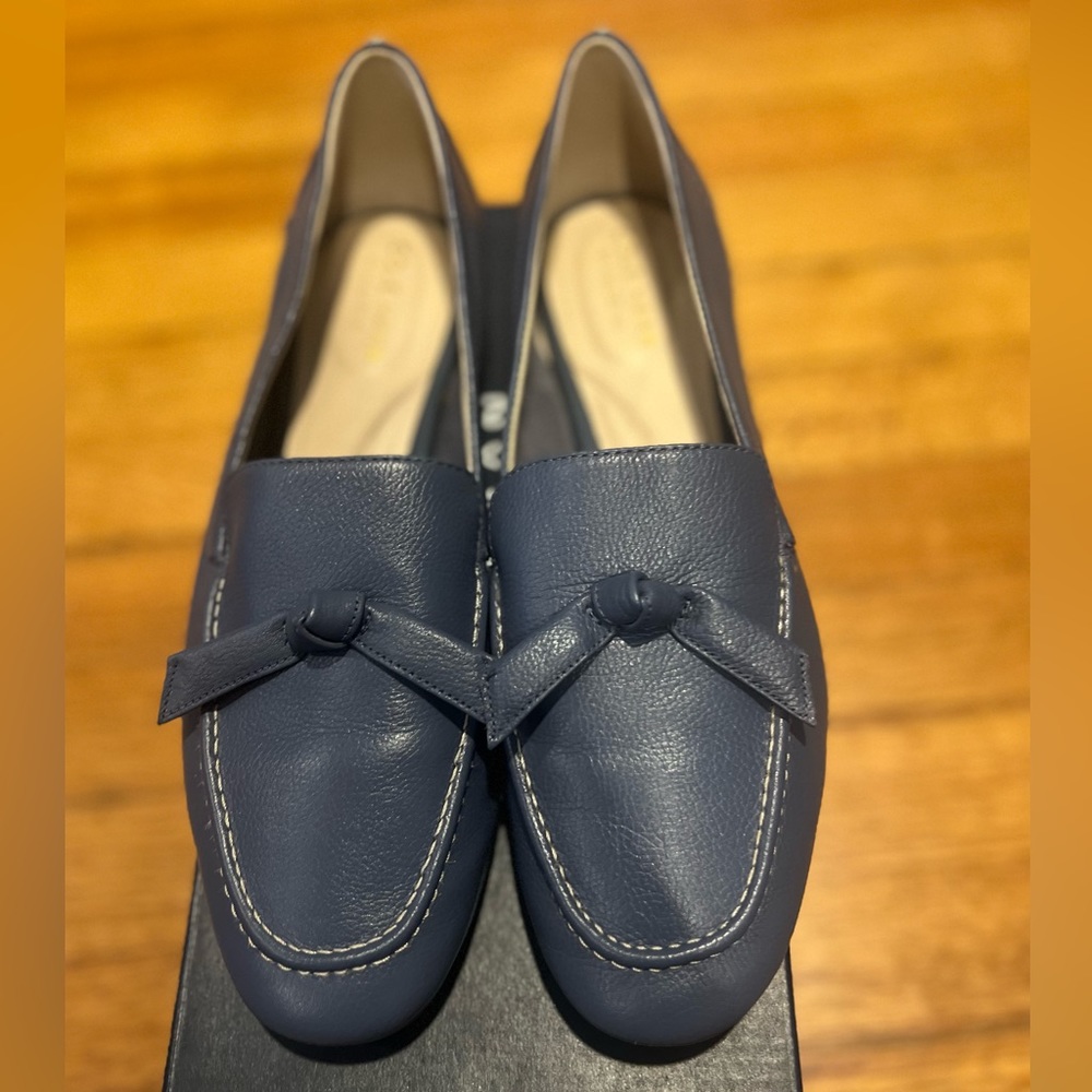 Cole Haan Caddie Bow Loafer size 8, color blue